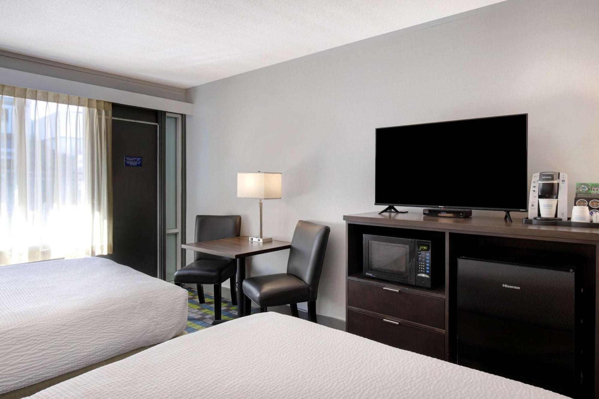 Days Inn By Wyndham Victoria Airport Sidney Εξωτερικό φωτογραφία