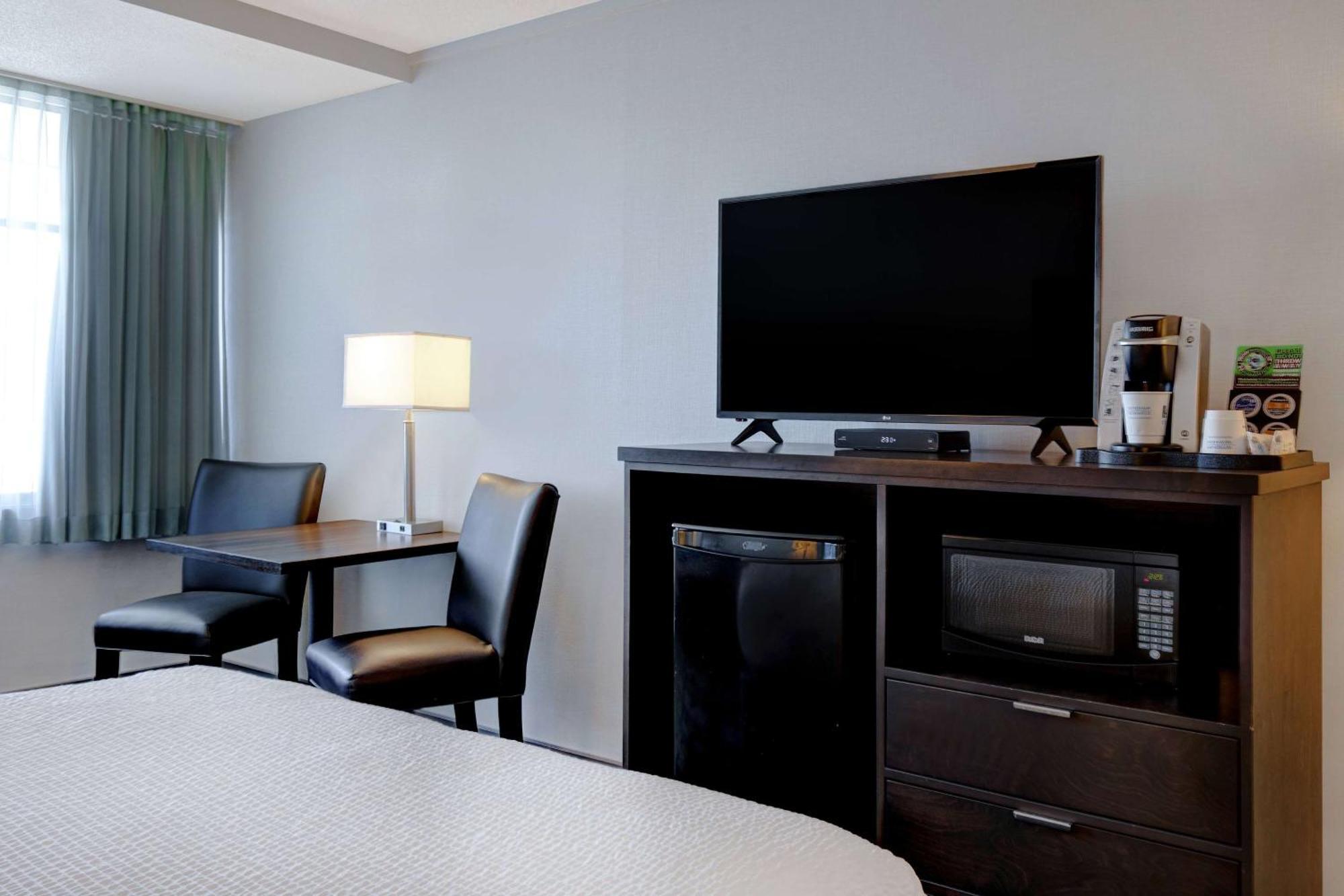 Days Inn By Wyndham Victoria Airport Sidney Εξωτερικό φωτογραφία